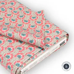 Gefalteter Stoffballen des Tilda-Stoffs „Cotton Beach – Ocean Flower“ in Grey mit sichtbarem Herstelleretikett.