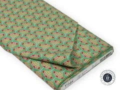 Gefalteter Stoffballen des Tilda-Stoffs „Pie in the Sky – Tasselflower“ in Green mit sichtbarem Musterverlauf über die Stofflagen.