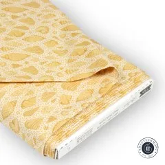 Gefalteter Stoffballen des Tilda-Stoffs „Cotton Beach – Beach Shells“ in Honey mit sichtbarem Herstelleretikett.