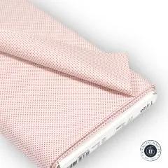 Gefalteter Stoffballen des Tilda-Stoffs „Classic Basics – Tiny Dots“ in Pink mit sichtbarem Herstelleretikett.