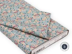 Gefalteter Stoffballen des Tilda-Stoffs „Creating Memories – Harper“ in Blue mit sichtbarem Herstelleretikett und Barcode.