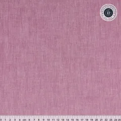 Gefalteter Stoffballen des Tilda-Chambray-Stoffs in Plum mit sichtbarem Herstelleretikett.