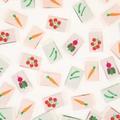 Weitere Nahaufnahme der vier Gemüsemotive auf naturfarbenem und pastellfarbenem Stoff.