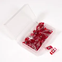 Geöffnete Aufbewahrungsbox mit den roten Wonder Clips im Inneren.