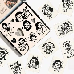 Die geöffnete Box liegt umgeben von einzelnen Labels wie „Sewist“, „Gimme fabric & I can make magic“, „Happy Dance“, „No bra required“ und der Blumen-Motiv „Grow Make Learn“.
