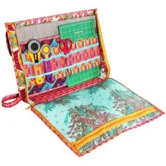 Die geöffnete Tasche mit gepolstertem Fach für Schneidematte, Rollschneider, Schere und Zubehör in Netztaschen.