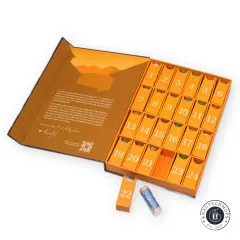 Geöffneter Aurifil Adventskalender mit 24 nummerierten Türchen und einer entnommenen Garnspule vor Fach 22.