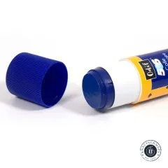 Odif 505 Klebestift mit geöffnetem Deckel, sichtbare blaue Klebemasse an der Stiftspitze