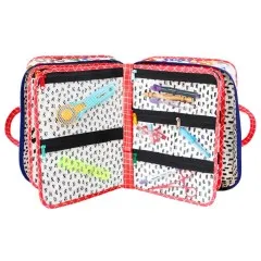 Der geöffnete Organizer mit herausnehmbaren Netz-Taschenseiten, gefüllt mit Schere, Stiften und Nähzubehör.