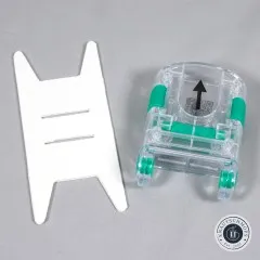 Magic Binding Maker freigestellt neben der mitgelieferten weißen Aufbewahrungsspule für das Schrägband