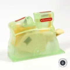 Grünes Nadeleinfädler-Gerät ohne Verpackung mit Beschriftungen „Cutter" und „Thread Slot"