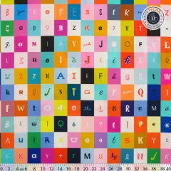 Weitwinkelansicht des dicht gerasterten Allover-Musters mit hunderten bunten Buchstaben-Karos.