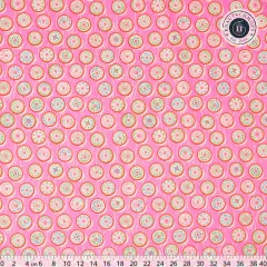 Weitwinkelansicht des dicht gepackten Garnrollen-Allover-Musters in Flamingo-Rosa.