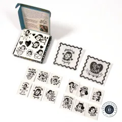 Flatlay-Gesamtübersicht: geöffnete Box, Perforationsbogen, zwei Folienpäckchen sowie alle 12 einzelnen Labels beider Sets rund um die Verpackung drapiert.