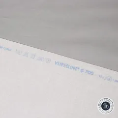 Feinmaschige Gewebestruktur mit aufgedruckter Produktbezeichnung