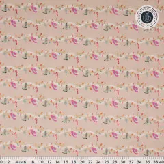 Stoffausschnitt Giddy-Up Garland mit Lineal, rosa Grund mit Stiefeln, Hüten und Candy Canes