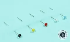 Shizuku Glaskopfnadeln in mintfarbenen Stoff gesteckt, Glasköpfe in Schwarz, Gelb, Rot, Weiß und Blau