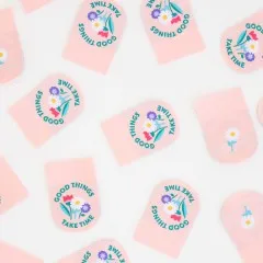 Weitere Nahaufnahme der lasergeschnittenen Blumenlabels, Vorder- und Rückseite mit Gänseblümchen-Motiv verstreut angeordnet.
