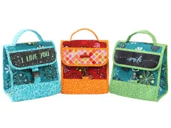 Drei Lunchtaschen mit Kreidetafel-Sprüchen "I Love You", Sonnenmuster und "smile" in Türkis, Orange und Grün.