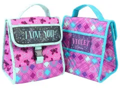 Lunchtaschenpaar mit Kreidetafel-Beschriftung "I Love You" und Namensfenster "Violet" in Schmetterlings- und Fahrrad-Print.