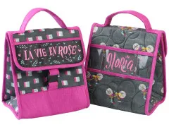 Lunchtaschenpaar mit Kreidetafel-Namen "La Vie en Rose" und "Gloria" in Pink und Fahrrad-Print.