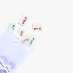 Ein Cute-AF-Label auf einem Lineal zeigt die tatsächliche Labelgröße von ca. 20x30mm.