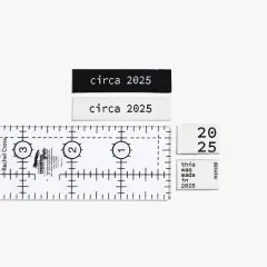 Die „circa 2025"-, „2025"- und „this was made in 2025"-Labels des Sets neben einem Lineal zum Größenvergleich.