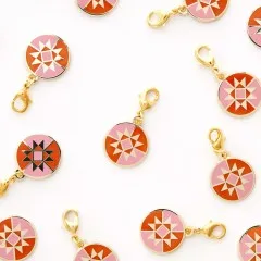 Zipper Charm neben einem goldenen Lineal zum Größenvergleich.