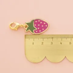 Zipper Charm neben einem goldenen Lineal zum Größenvergleich.