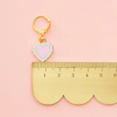 Zipper Charm neben einem goldenen Lineal zum Größenvergleich.