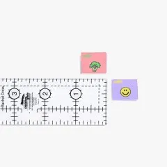 Die Motiv-Label mit Brokkoli und Smiley auf einem Lineal zeigen die tatsächliche Labelgröße.