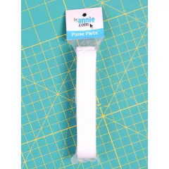Weißes ByAnnie's-Gurtband (3 Yard) in Originalverpackung 'Purse Parts' auf Schneidematte