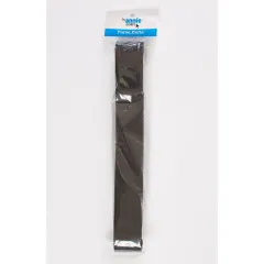 Verpacktes schwarzes Gurtband auf hellem Untergrund