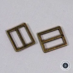 Zwei ByAnnie's Gurtversteller (1 Zoll, widemouth) in Antique Brass auf Stoff drapiert