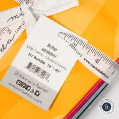 Angeschnittene Ansicht des gebundenen Half Yard Bundles Echo mit Maßband und Etikett