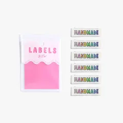 Verpackung neben allen sechs Handmade-Labels in Regenbogenfarben, einzeln aufgereiht