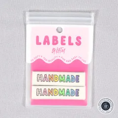 Draufsicht auf die Verpackung von Handmade in Regenbogenfarben mit zwei enthaltenen Labels