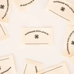 Sarah Hearts Write-In-Weblabels „Handmade with Love by..." locker verteilt auf weißem Untergrund