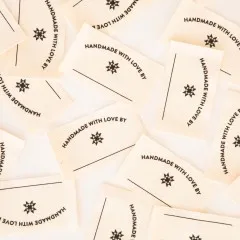 Sarah Hearts Write-In-Weblabels „Handmade with Love by..." dicht gestreut in Nahaufnahme