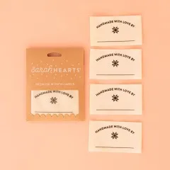 Verpackung der Sarah Hearts Write-In-Weblabels „Handmade with Love by..." mit Quilt-Stern-Motiv und Freizeile zum Beschriften