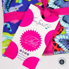 Nahaufnahme des Hangtags "Free Spirit – Tula Pink" auf dem gebundenen Fat-Quarter-Set.