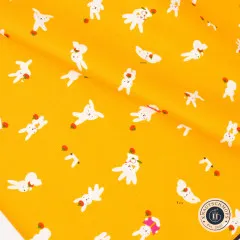 Gelber Hasenstoff locker gefaltet, cremeweiße Häschen mit orangeroten Persimonen