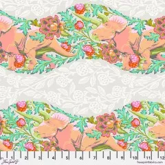 Offizielles FreeSpirit-Fabrics-Musterfoto des Stoffs „Trifecta“ in Blush mit Zoll-Maßband.