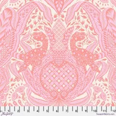 Offizielles FreeSpirit-Fabrics-Musterfoto des Stoffs „Gift Rapt“ in Blush mit Zoll-Maßband.