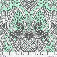 Offizielles FreeSpirit-Fabrics-Musterfoto des Stoffs „Gift Rapt“ in Mint mit Zoll-Maßband.