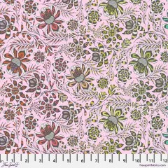 Offizielles FreeSpirit-Fabrics-Musterfoto des Stoffs „Wild Vine“ in Blush mit Zoll-Maßband.