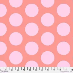 Offizielles FreeSpirit-Fabrics-Musterfoto des Stoffs „Dinosaur Eggs“ in Blush mit Zoll-Maßband.