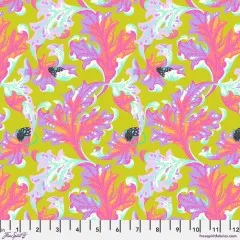 Offizielles FreeSpirit-Fabrics-Musterfoto des Stoffs „Eek" in Electroberry mit Zoll-Maßband.