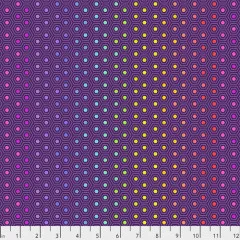 Offizielles FreeSpirit-Fabrics-Musterfoto des Stoffs „Hexy Rainbow" in Starling mit Zoll-Maßband.