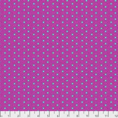 Offizielles FreeSpirit-Fabrics-Musterfoto des Stoffs „Hexy Rainbow" in Thistle mit Zoll-Maßband.